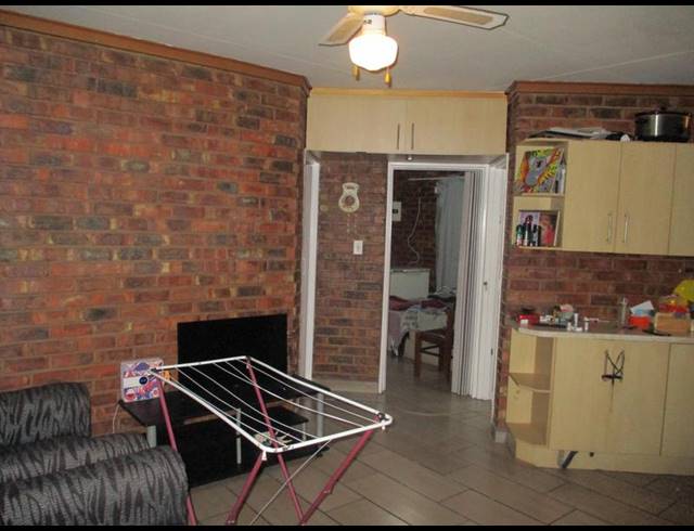 2 BEDROOM TOWNHOUSE FOR SALE IN UITSIG
